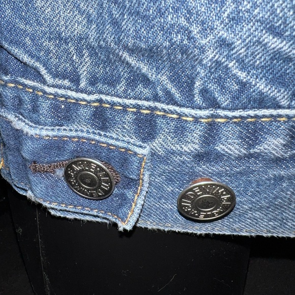 AE77 American Eagle NWT Women's Distressed Jean Jacket. Size S 1334 - Picture 7 of 10